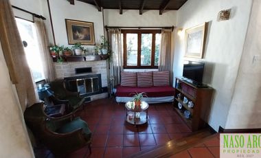 Chalet en venta con quincho e importante lote y piscina en Sierra de los Padres.