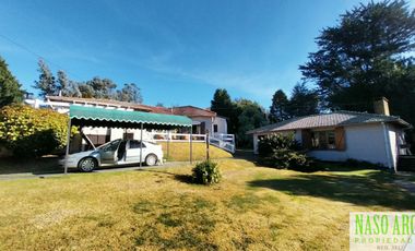 Chalet en venta con quincho e importante lote y piscina en Sierra de los Padres.