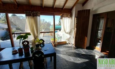 Chalet en venta con quincho e importante lote y piscina en Sierra de los Padres.