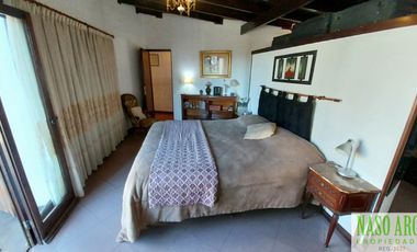 Chalet en venta con quincho e importante lote y piscina en Sierra de los Padres.