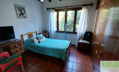 Chalet en venta con quincho e importante lote y piscina en Sierra de los Padres.