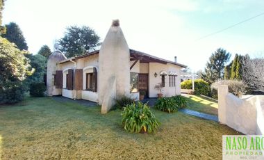 Chalet en venta con quincho e importante lote y piscina en Sierra de los Padres.