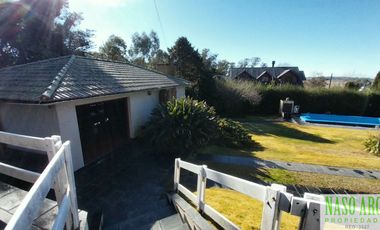 Chalet en venta con quincho e importante lote y piscina en Sierra de los Padres.