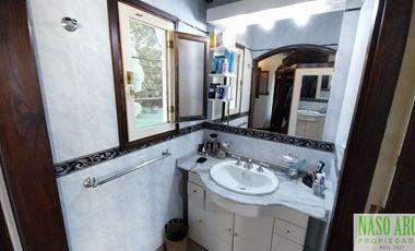 Chalet en venta con quincho e importante lote y piscina en Sierra de los Padres.