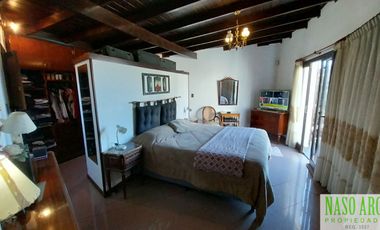 Chalet en venta con quincho e importante lote y piscina en Sierra de los Padres.