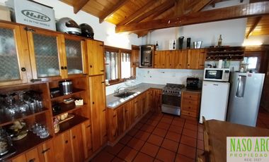 Chalet en venta con quincho e importante lote y piscina en Sierra de los Padres.