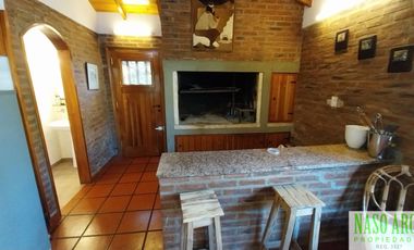 Chalet en venta con quincho e importante lote y piscina en Sierra de los Padres.