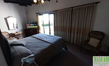 Chalet en venta con quincho e importante lote y piscina en Sierra de los Padres.