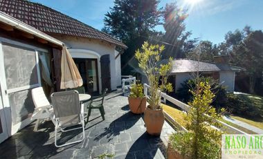 Chalet en venta con quincho e importante lote y piscina en Sierra de los Padres.