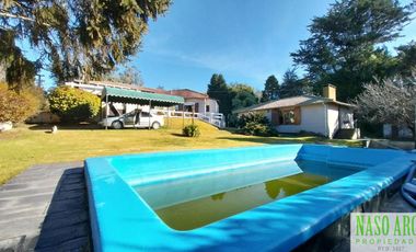 Chalet en venta con quincho e importante lote y piscina en Sierra de los Padres.