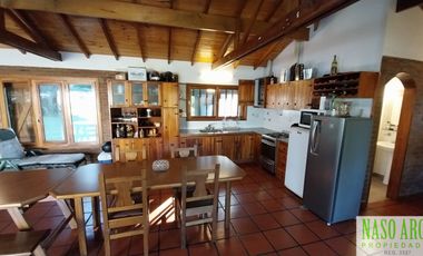 Chalet en venta con quincho e importante lote y piscina en Sierra de los Padres.