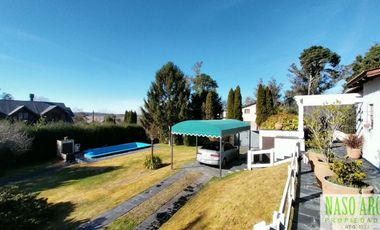 Chalet en venta con quincho e importante lote y piscina en Sierra de los Padres.