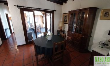 Chalet en venta con quincho e importante lote y piscina en Sierra de los Padres.