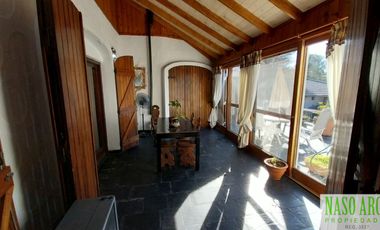 Chalet en venta con quincho e importante lote y piscina en Sierra de los Padres.