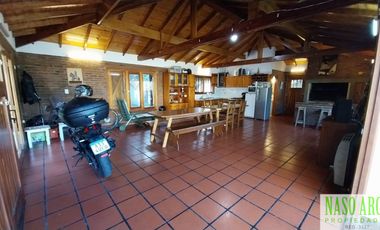 Chalet en venta con quincho e importante lote y piscina en Sierra de los Padres.