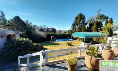 Chalet en venta con quincho e importante lote y piscina en Sierra de los Padres.