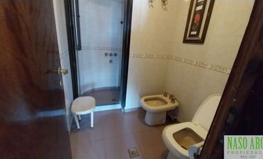 Chalet en venta con quincho e importante lote y piscina en Sierra de los Padres.