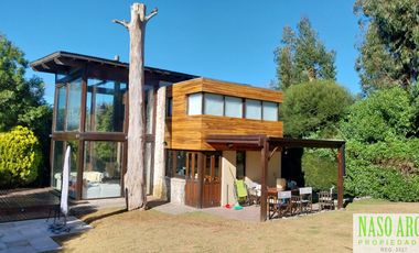 Moderna casa en venta en Sierra de los Padres. Gas natural.