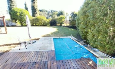 Moderna casa en venta en Sierra de los Padres. Gas natural.