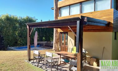 Moderna casa en venta en Sierra de los Padres. Gas natural.