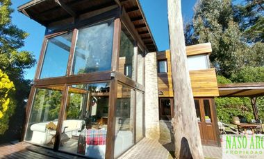 Moderna casa en venta en Sierra de los Padres. Gas natural.