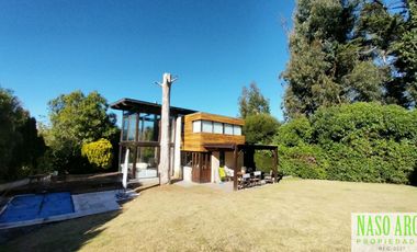 Moderna casa en venta en Sierra de los Padres. Gas natural.