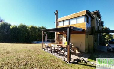 Moderna casa en venta en Sierra de los Padres. Gas natural.