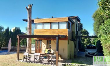 Moderna casa en venta en Sierra de los Padres. Gas natural.