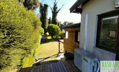 Moderna casa en venta en Sierra de los Padres. Gas natural.