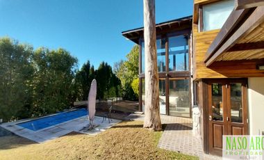 Moderna casa en venta en Sierra de los Padres. Gas natural.