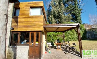 Moderna casa en venta en Sierra de los Padres. Gas natural.