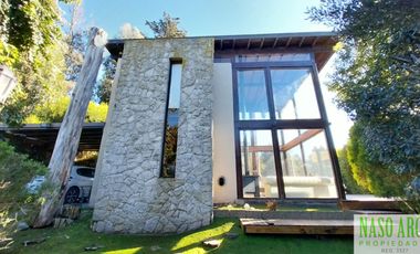 Moderna casa en venta en Sierra de los Padres. Gas natural.