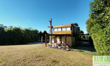 Moderna casa en venta en Sierra de los Padres. Gas natural.
