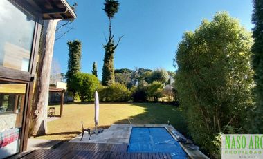 Moderna casa en venta en Sierra de los Padres. Gas natural.