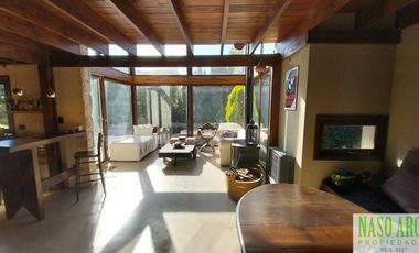 Moderna casa en venta en Sierra de los Padres. Gas natural.