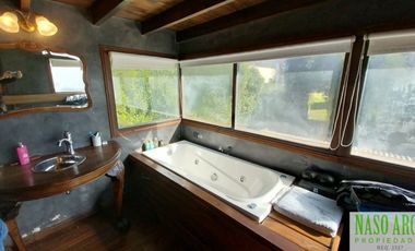 Moderna casa en venta en Sierra de los Padres. Gas natural.