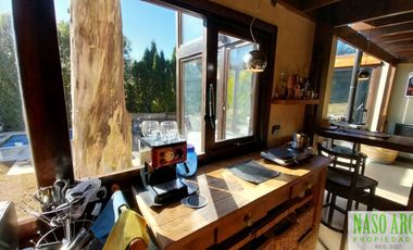 Moderna casa en venta en Sierra de los Padres. Gas natural.