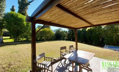 Moderna casa en venta en Sierra de los Padres. Gas natural.