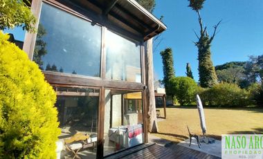 Moderna casa en venta en Sierra de los Padres. Gas natural.