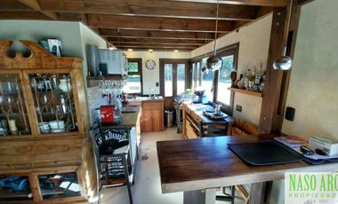 Moderna casa en venta en Sierra de los Padres. Gas natural.