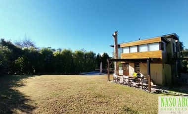 Moderna casa en venta en Sierra de los Padres. Gas natural.