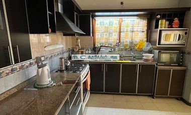 V196. CUESTA BLANCA. IMPONENTE CASA C/PILETA. 4 DORM. 3BAÑOS. ZONA EXCLUSIVA.