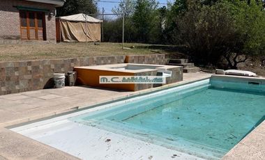 V196. CUESTA BLANCA. IMPONENTE CASA C/PILETA. 4 DORM. 3BAÑOS. ZONA EXCLUSIVA.