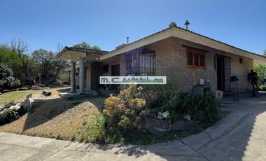 V196. CUESTA BLANCA. IMPONENTE CASA C/PILETA. 4 DORM. 3BAÑOS. ZONA EXCLUSIVA.