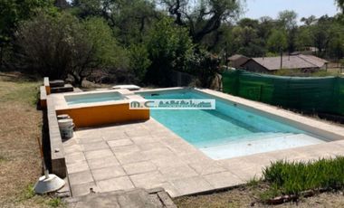 V196. CUESTA BLANCA. IMPONENTE CASA C/PILETA. 4 DORM. 3BAÑOS. ZONA EXCLUSIVA.