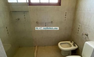V196. CUESTA BLANCA. IMPONENTE CASA C/PILETA. 4 DORM. 3BAÑOS. ZONA EXCLUSIVA.