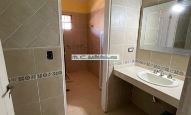 V196. CUESTA BLANCA. IMPONENTE CASA C/PILETA. 4 DORM. 3BAÑOS. ZONA EXCLUSIVA.