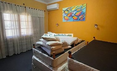 V196. CUESTA BLANCA. IMPONENTE CASA C/PILETA. 4 DORM. 3BAÑOS. ZONA EXCLUSIVA.