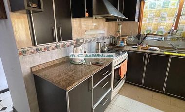 V196. CUESTA BLANCA. IMPONENTE CASA C/PILETA. 4 DORM. 3BAÑOS. ZONA EXCLUSIVA.