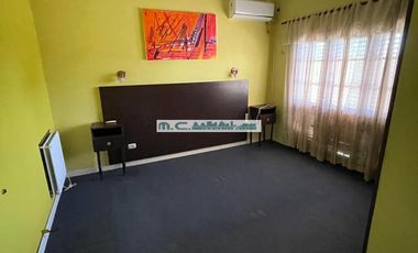 V196. CUESTA BLANCA. IMPONENTE CASA C/PILETA. 4 DORM. 3BAÑOS. ZONA EXCLUSIVA.